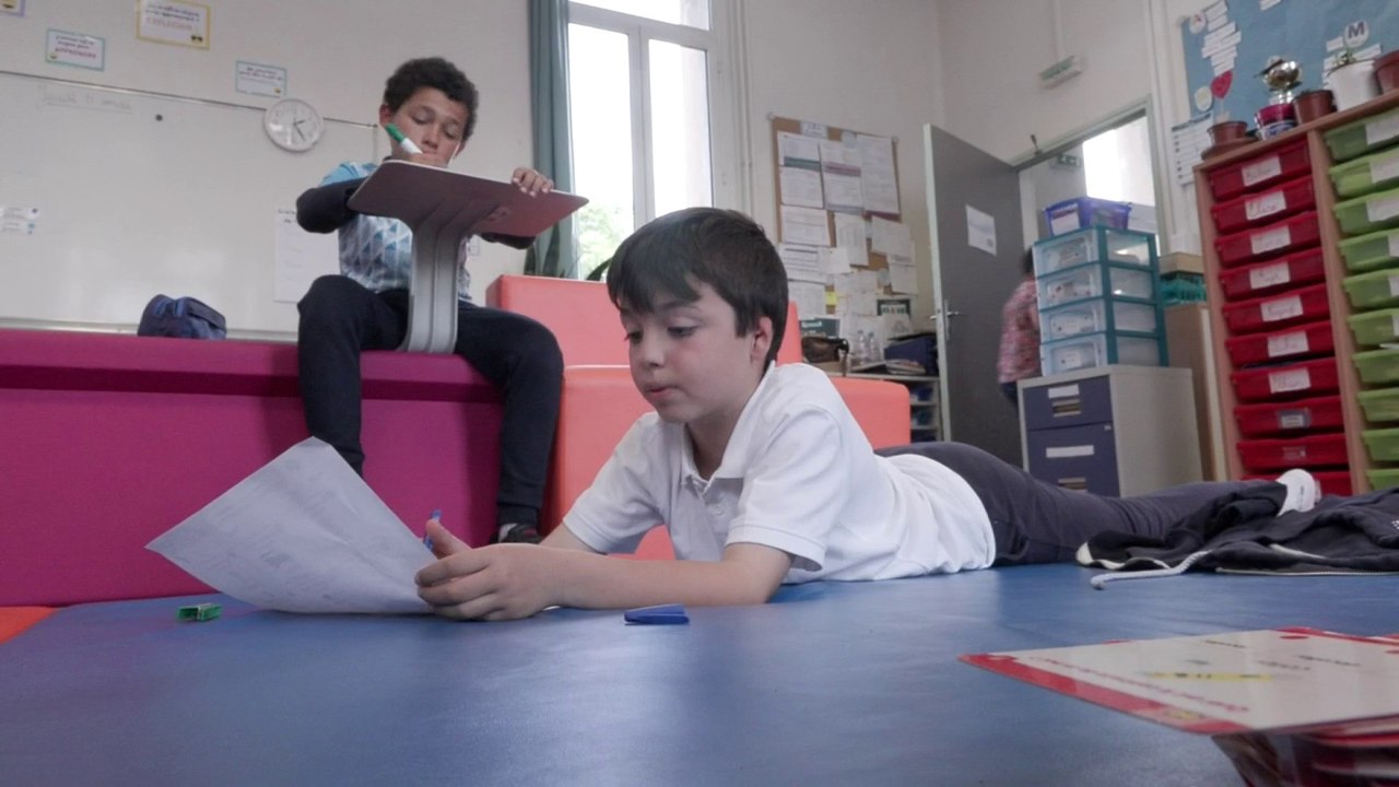 Assis, debout et même couché: une école de Mars...