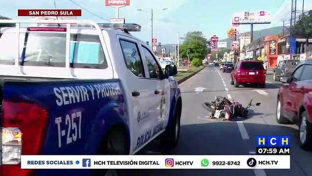 ¡Levantón! Motociclista imprudente por poco compromete a conductor en SPS