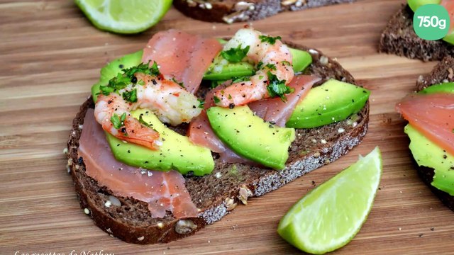 Tartines au saumon fumé, avocat mariné au citron vert et crevettes persillées
