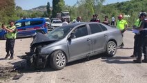 2 otomobil kafa kafaya çarpıştı: 1'i çocuk 8 kişi yaralandı