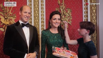Harry herceg és felesége is a királynő mellett a Madame Tussauds kiállításán