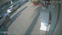 Alanya'da otomobilin yayaya çarpması güvenlik kamerasına yansıdı