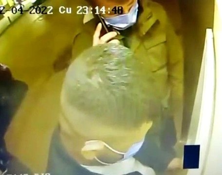 Maltepe'de ATM'ye kart kopyalama cihazı yerleştiren şahıslar kamerada