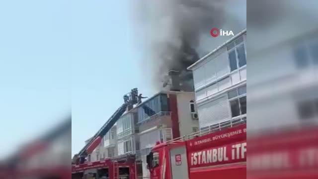 Büyükçekmece'de 3 katlı binanın çatı katında yangın