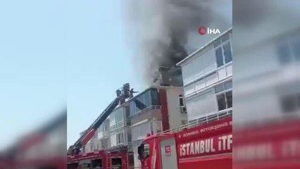 Büyükçekmece'de 3 katlı binanın çatı katında yangın