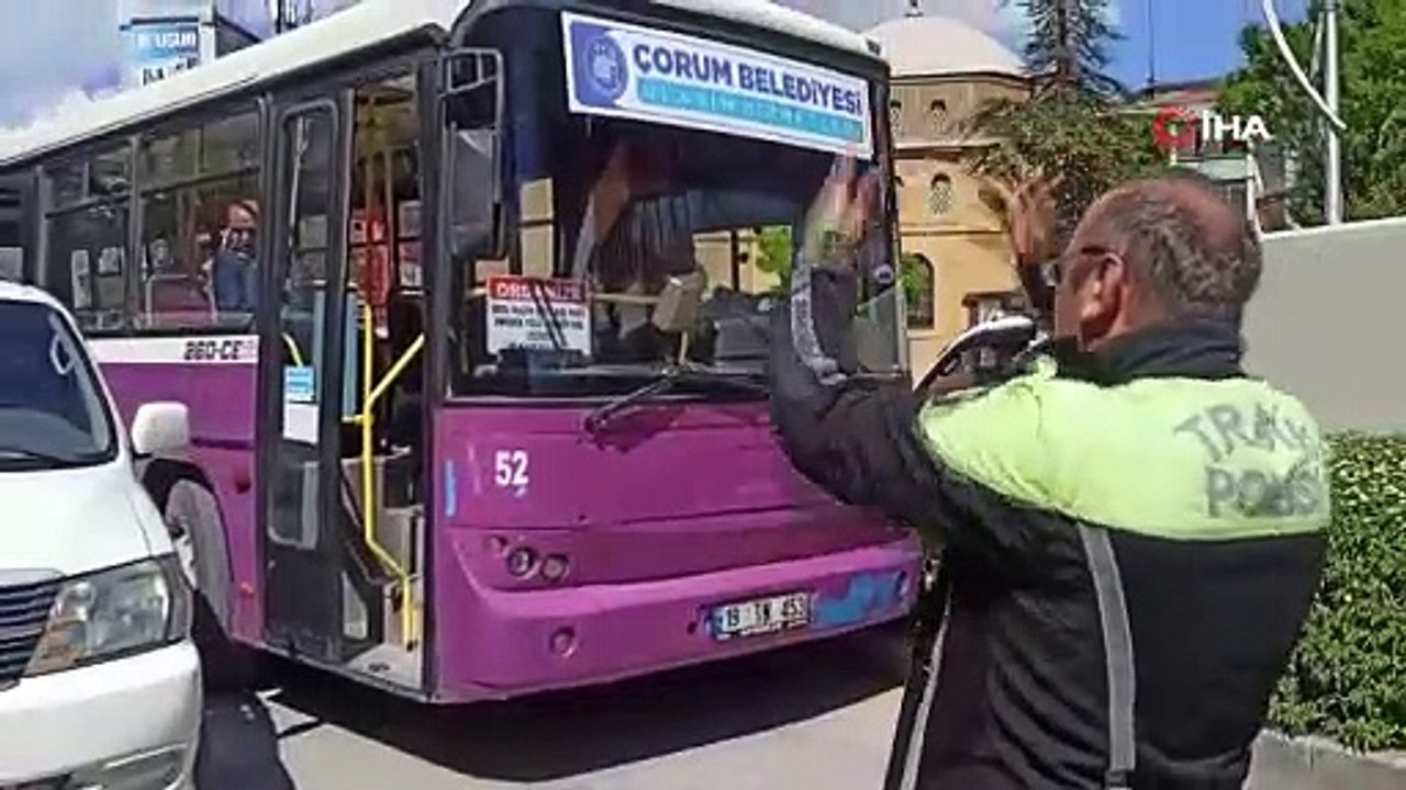 Trafiği kilitledi, hiç bir şey olmamış gibi aracının başına gelerek güldü