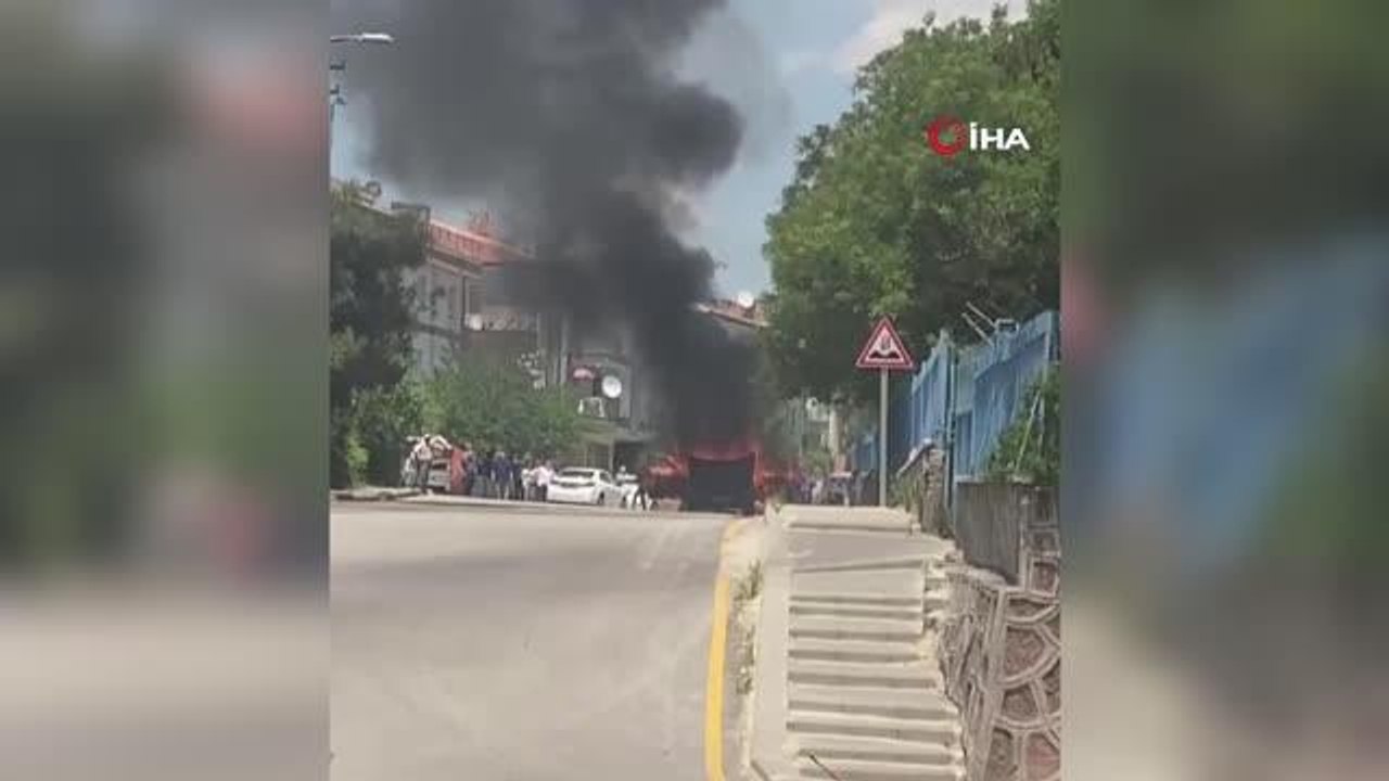 Ankara'da hareket halindeki otomobil yandı