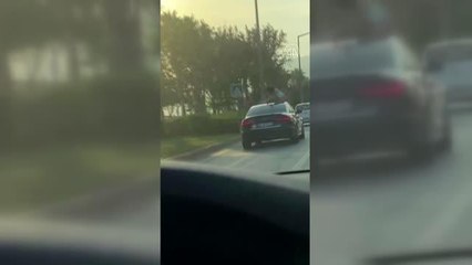 Alanya'da otomobilin üstünde tehlikeli yolculuk