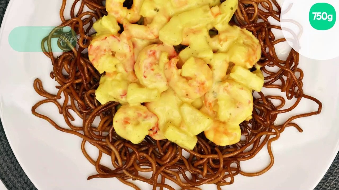 Nouilles poêlées au soja, crevettes et ananas au curry