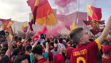 Скачать видео: Conference League, Roma-Feyenoord, 50mila tifosi invadono lo Stadio Olimpico tra cori e scaramanzie