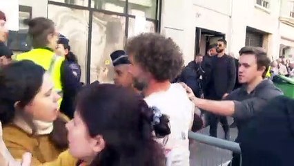 “Total assassina”, la protesta all'assemblea degli azionisti di Parigi