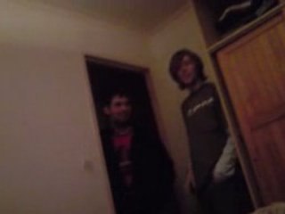 Caro fais des roulade à une soirée chez Thomas