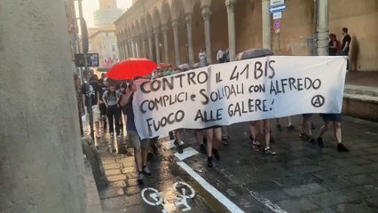 Download Video: Il corteo degli anarchici in centro, cori contro Stato e giornalisti