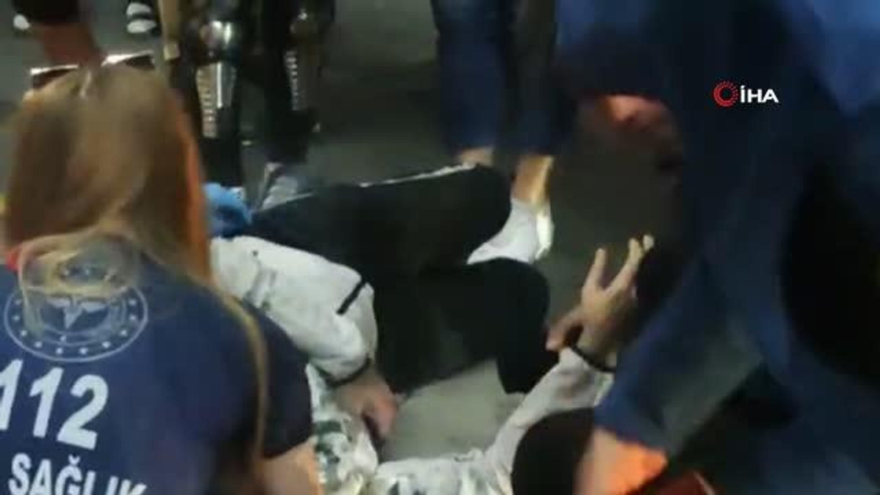 Şişli'de yayalara çarpmamak için manevra yapan motosikletli yere düştü: 2 yaralı