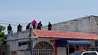 Creyéndose Jackie Chan, loco sujeto pelea con docena de policías en la azotea de una cantina de Coatzacoalcos