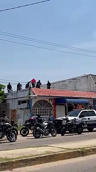 Creyéndose Jackie Chan, loco sujeto pelea con docena de policías en la azotea de una cantina de Coatzacoalcos