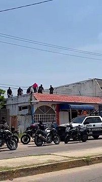 Creyéndose Jackie Chan, loco sujeto pelea con docena de policías en la azotea de una cantina de Coatzacoalcos