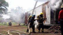 Bomberos realizan ejercicio demostrativo para extinción de incendios
