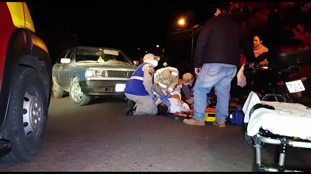 Mulher fratura a perna após colisão entre carro e moto em Cascavel