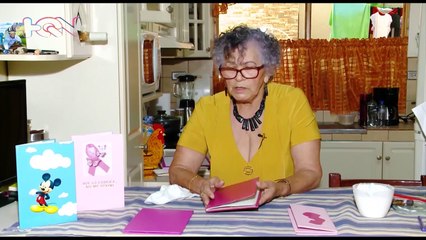 mqn-Doña Isabel hace encuadernaciones para carnés de vacunación desde 1997-250422