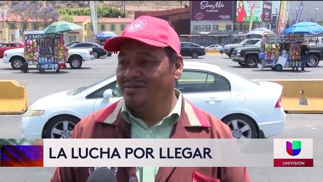 Ahora son migrantes rusos quienes intentan pasar a la fuerza por las garitas de Tijuana.