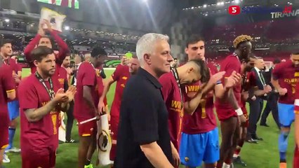 Tepati Janji, Mourinho Berkaca-kaca Saat Angkat Trofi Eropa Untuk AS Roma