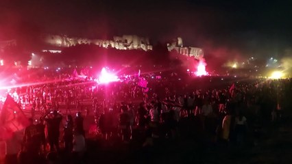 Video herunterladen: Conference League, i tifosi della Roma invadono Circo Massimo: festa con i fuochi d'artificio