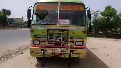 प्राइवेट बस ने बाइक सवार दम्पत्ति को कुचला, चार अस्पताल में भर्ती, बस में तोड़फोड़