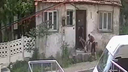 Sürünerek girdikleri evden kapıyı kırarak çıktılar