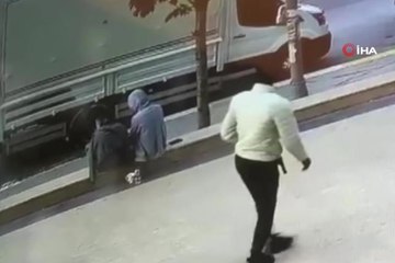 Esenyurt'ta iki arkadaş sohbet ettikleri sırada yanlarında duran telefon çalındı