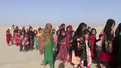 Gönüllü Afganlar, kurdukları "seyyar okullarla" çocukları eğitiyor