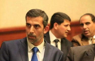 نقيب المحامين الأردنين يقبل قدم والدته بعد فوزه بالكرسي