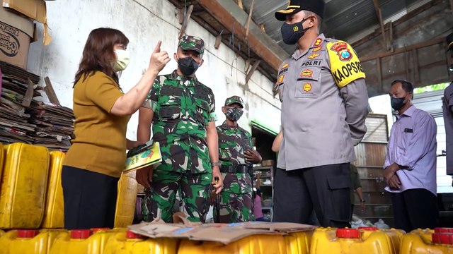 Pastikan Stok Minyak Goreng Curah Aman, Kapolres Probolinggo Bersama Dandim 0820 Probolinggo Sidak Ke Pasar Dringu