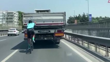 E-5’te TIR’la yarışan bisikletli yürekleri ağza getirdi!