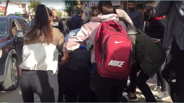 Kars’ta liseli kızların kavgası kamerada