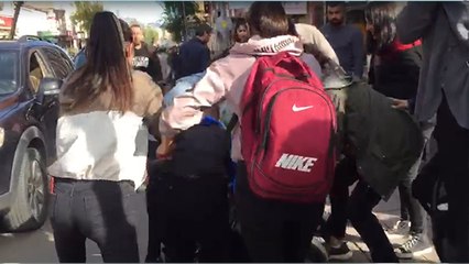 Kars’ta liseli kızların kavgası kamerada