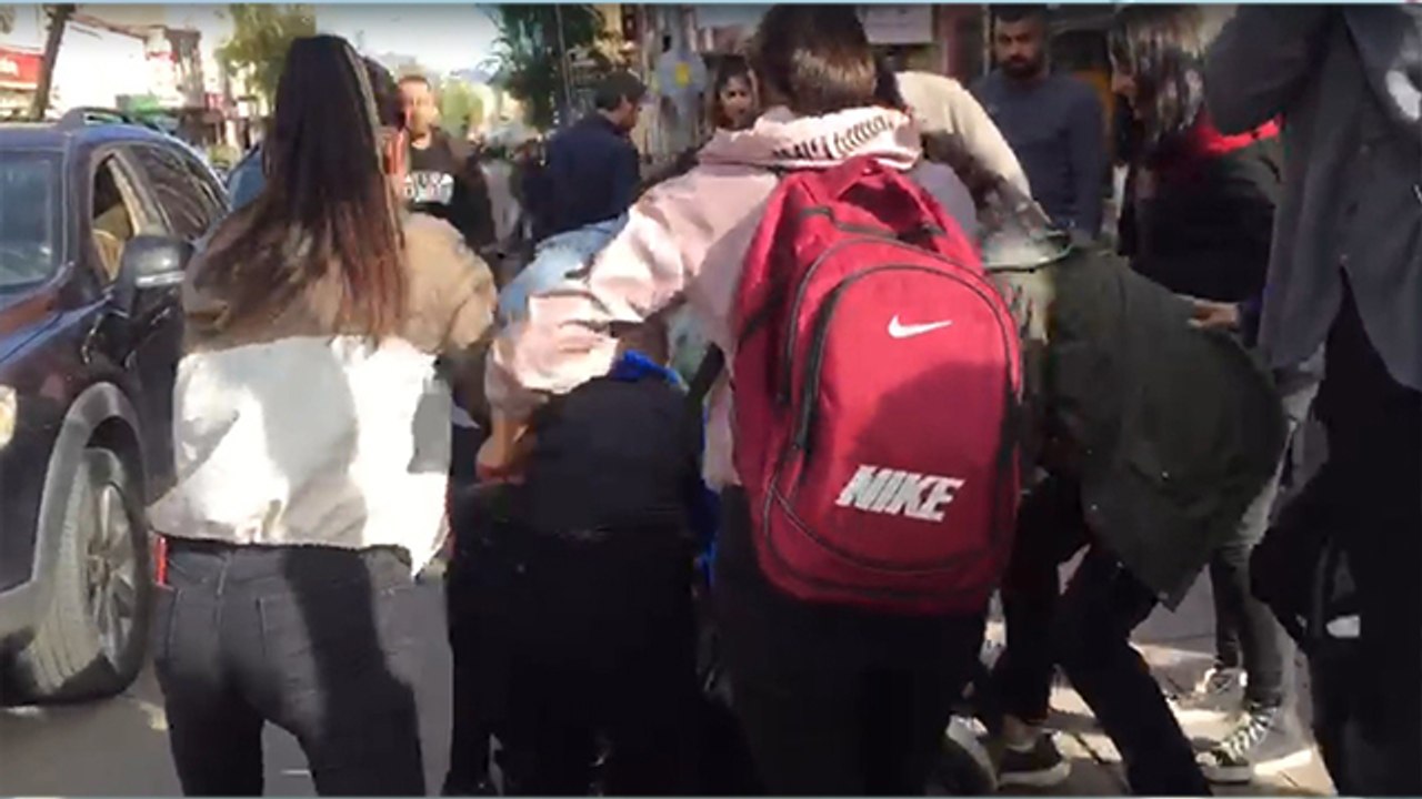 Kars’ta liseli kızların kavgası kamerada