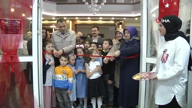 7'den 70'e resim çizdiler, katıldıkları kursta yaptıkları resimleri sergilediler