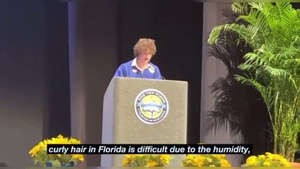 Un alumno sustituye la palabra 'gay' por 'pelo rizado' para esquivar la censura en su discurso de graduación