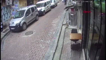Caminin kapısını sırtına alıp çaldı