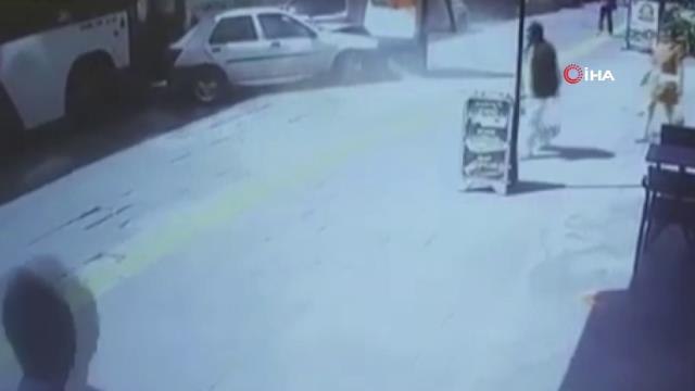 Freni boşalan belediye otobüsü park halindeki araçlara böyle çarptı