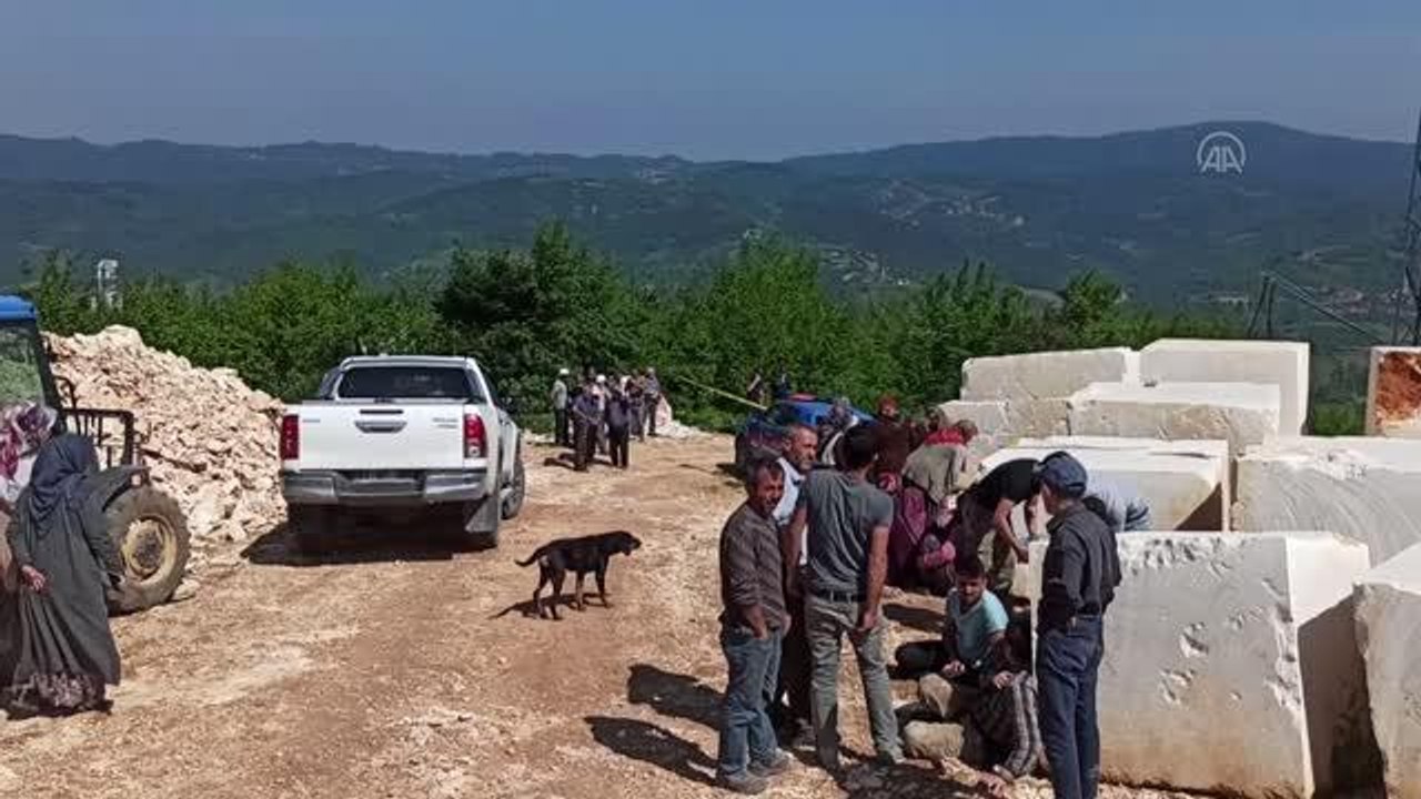 Tarım aracı devrildi, 1 kişi öldü, 1 kişi yaralandı