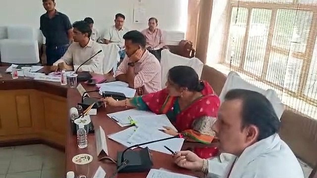 एक्शन मोड पर सांसद...जब मैं बोलूं तब आप बोलते हैं टाइम दे दो, आप क्या खाक काम कर रहे हो!