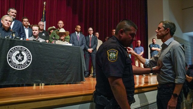 Fusillade d'Uvalde : pour son rival démocrate, le gouverneur du Texas est responsable de la tuerie