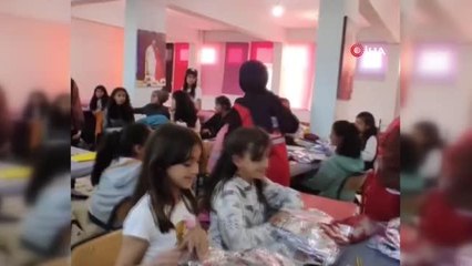 Kızılay Kadın Kolları, kız çocuklarının elinden tuttu