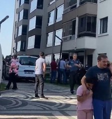 DOĞAL GAZ KOKUSU YAYILAN EVDE KABLOLU DÜZENEK BULUNDU; BABA VE OĞLU GÖZALTINDA