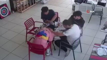 Boğazına biber kaçan arkadaşını heimlich manevrasıyla böyle kurtardı