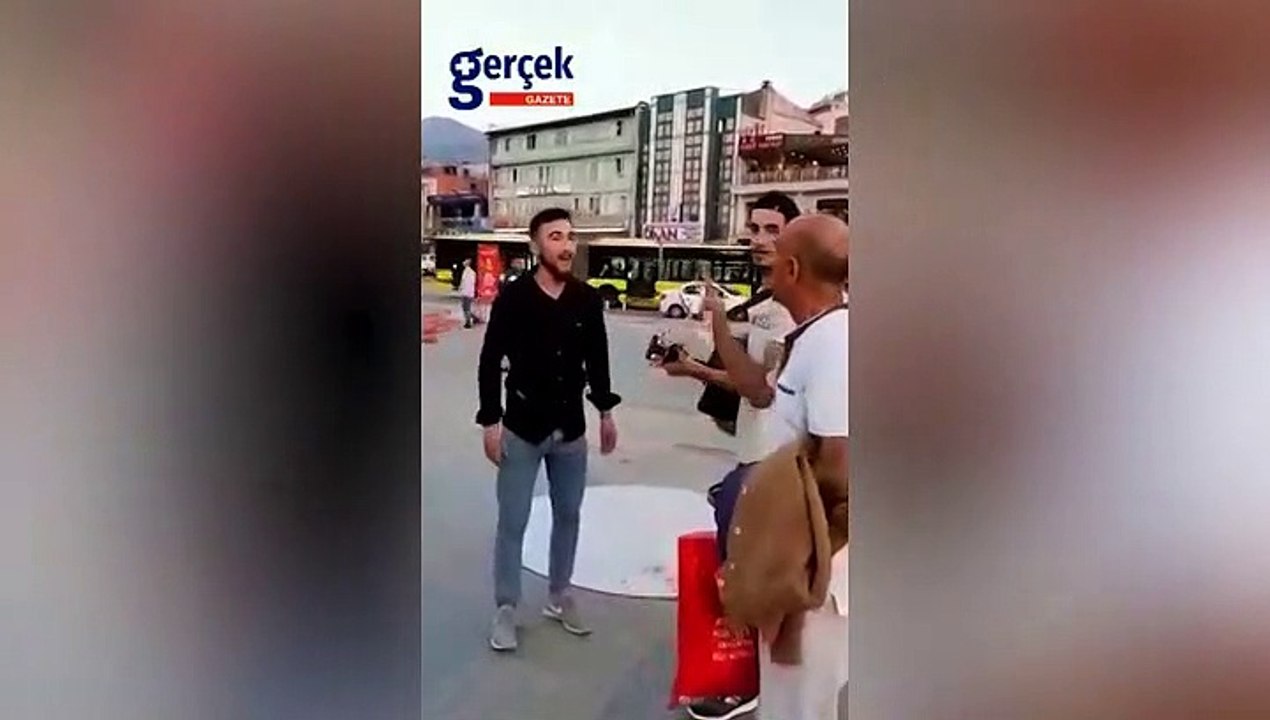 Kürtçe müzik yapan müzisyenlere, Türkçe çalması için para teklif eden vatandaş tepki çekti: "Dilin parayla alınabileceğini mi zannediyorsun"