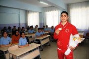 Wushu'da Avrupa şampiyonu olan Cizreli milli sporcu Baran Çelik, okulunda coşku ile karşılandı
