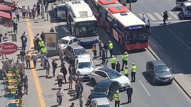 Freni boşalan belediye otobüsü park halindeki araçlara böyle çarptı